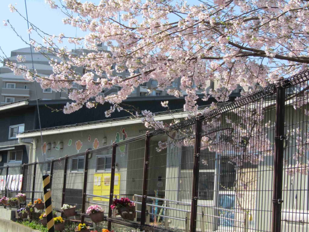 花いっぱいの市名坂児童館